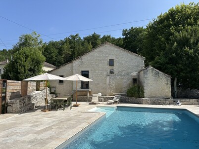 Domaine de Péroline: Swimming pool and Jacuzzi