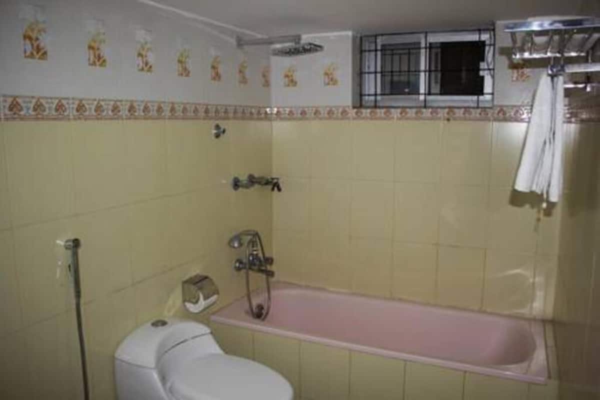 Chuveiro, produtos de toalete grátis, toalhas de banho, sabonete