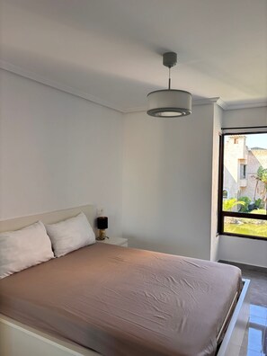 3 chambres, fer et planche à repasser, Wi-Fi, draps fournis