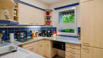 Kühlschrank, Mikrowelle, Herdplatte, Geschirrspüler