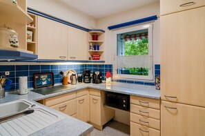 Fridge, microwave, stovetop, dishwasher