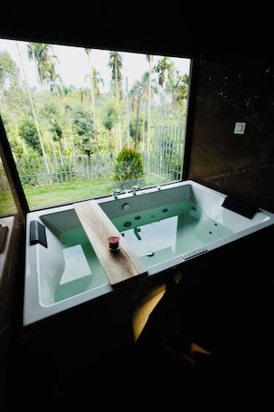 Bañera de hidromasaje. Calithra Boutique Resort