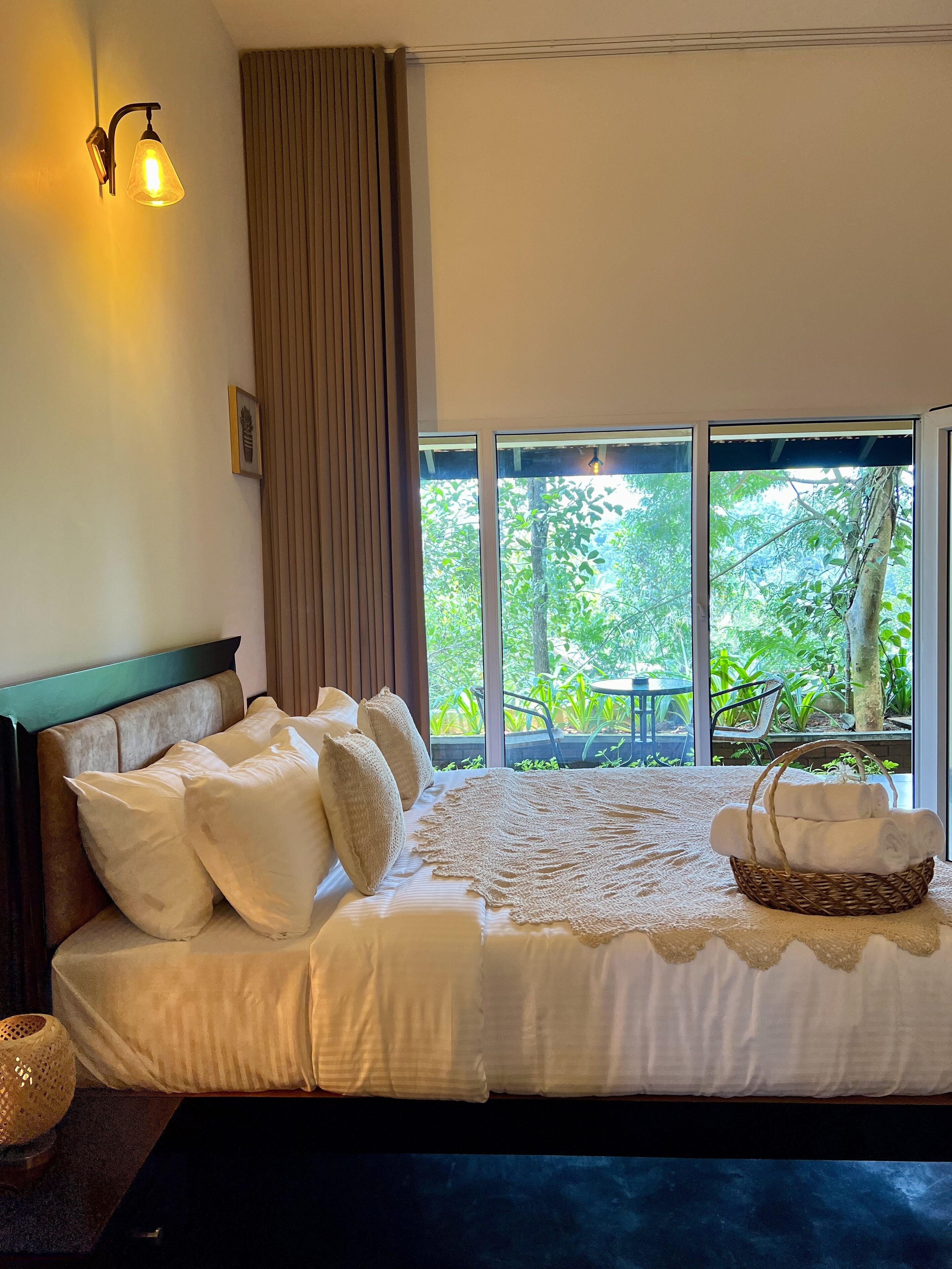 经典双人房, 阳台 | 高档床上用品、客房内保险箱、办公桌、隔音