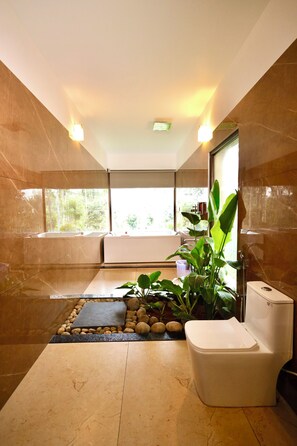 Suite Deluxe, balcon, vue sur le jardin | Salle de bain | Articles de toilette (gratuits), serviettes fournies, savon, shampooing