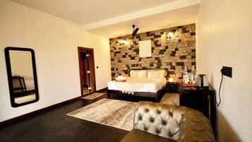 Suite Deluxe, balcó, vistes al jardí | Roba de llit d'alta qualitat, caixa forta a l'habitació i escriptori