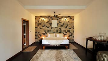 In-room safe, desk, free WiFi