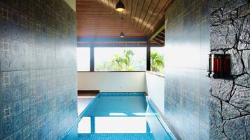 Suite de lujo, balcón, vista al jardín | Alberca privada