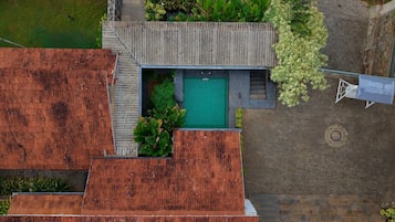 Piscina coberta i piscina a l'aire lliure