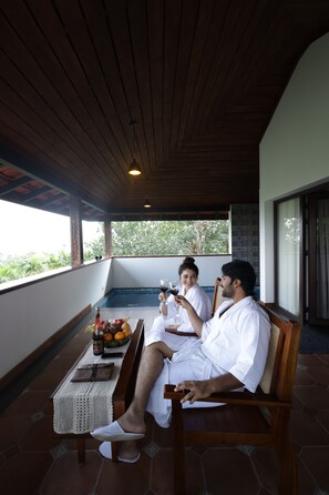 Luxury Suite, Balcony, Garden View | Living area