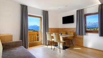 Een televisie en een tafeltennistafel