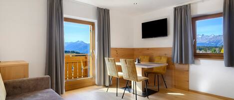 Télévision, table de tennis de table