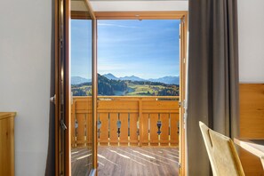 Interior - Apartment 'Ifinger' with Mountain View, Shared Garden and Wi-Fi (Avelengo)