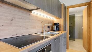 Réfrigérateur, four, plaque de cuisson, lave-vaisselle