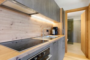 Fridge, oven, stovetop, dishwasher