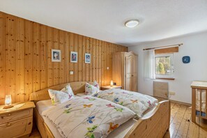 1 slaapkamer, een strijkplank/strijkijzer, wifi, beddengoed