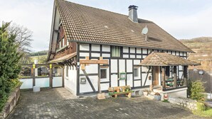 A traditional half-timbered building with a sign reading 'Kirtenhaus' (Heierns). - Apartment 'Hirtenhaus' with Shared Terrace and Wi-Fi (Attendorn)