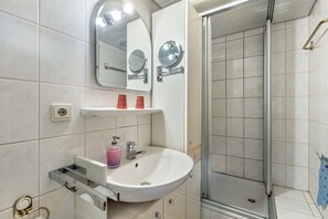 Shower, towels
