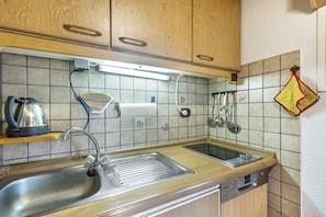 Een koelkast, een microgolfoven, een oven, een vaatwasser