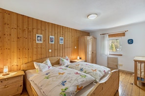 1 slaapkamer, een strijkplank/strijkijzer, wifi, beddengoed