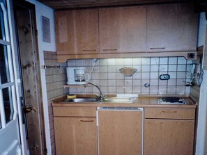 Kylskåp, mikrovågsugn, ugn och diskmaskin