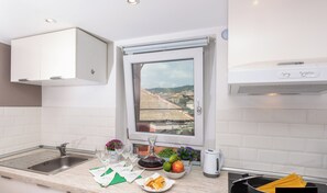 Oven, stovetop - Elegant Apartment with a Breathtaking View over the Renaissance Genoa. (Genova)