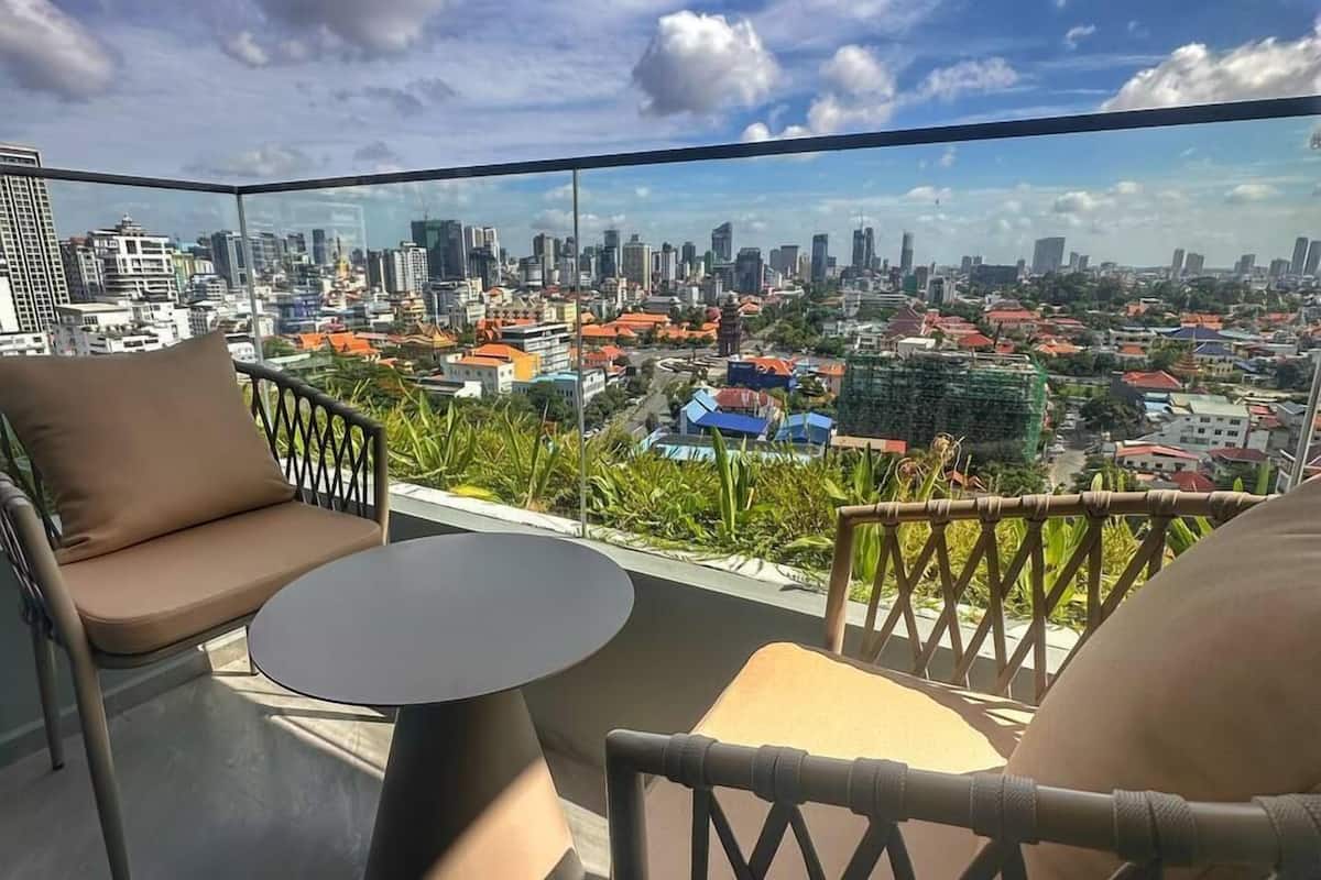 Junior Suite with Balcony | Cofres nos quartos, escrivaninha, espaço de trabalho para notebook