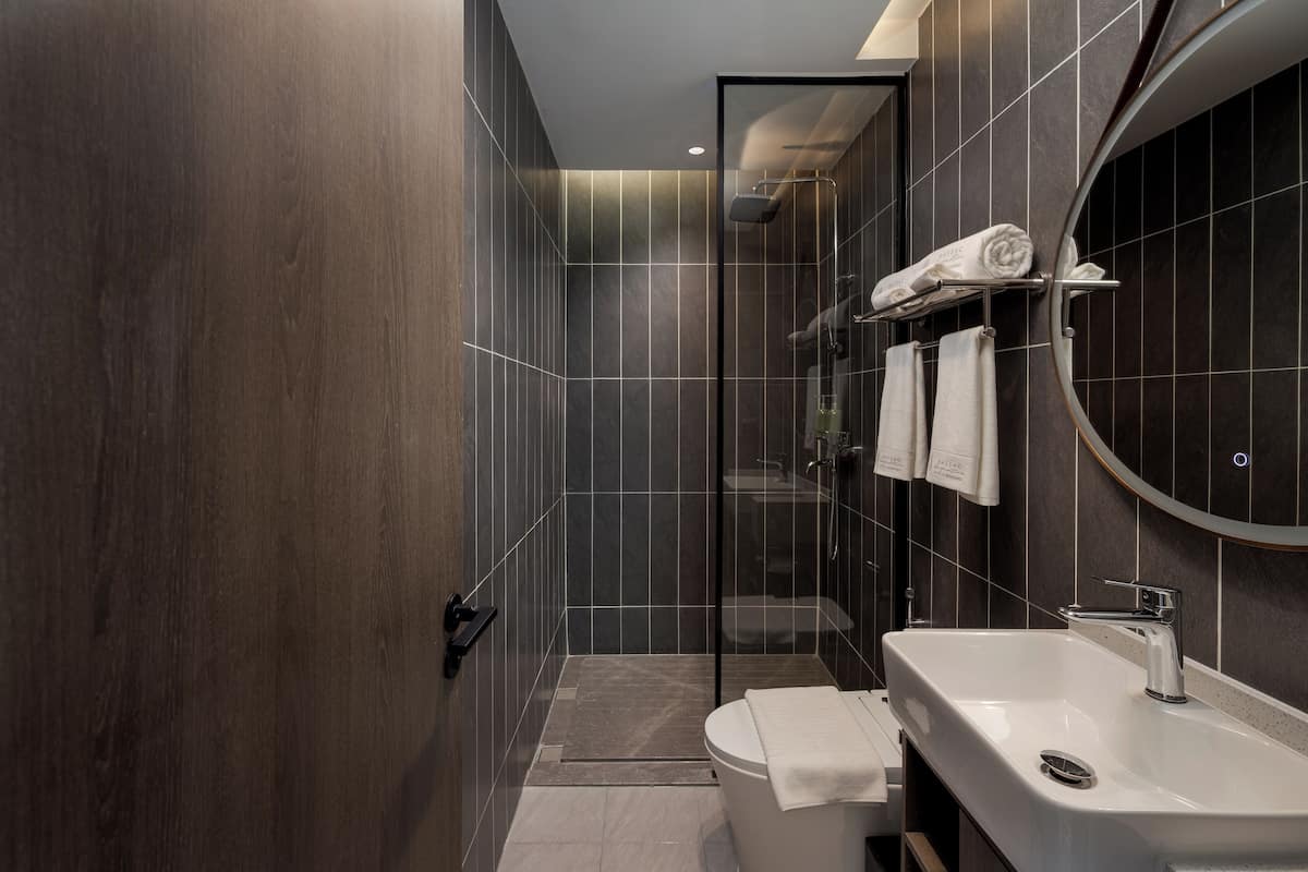 Separate bathtub and shower, free toiletries, hair dryer, slippers