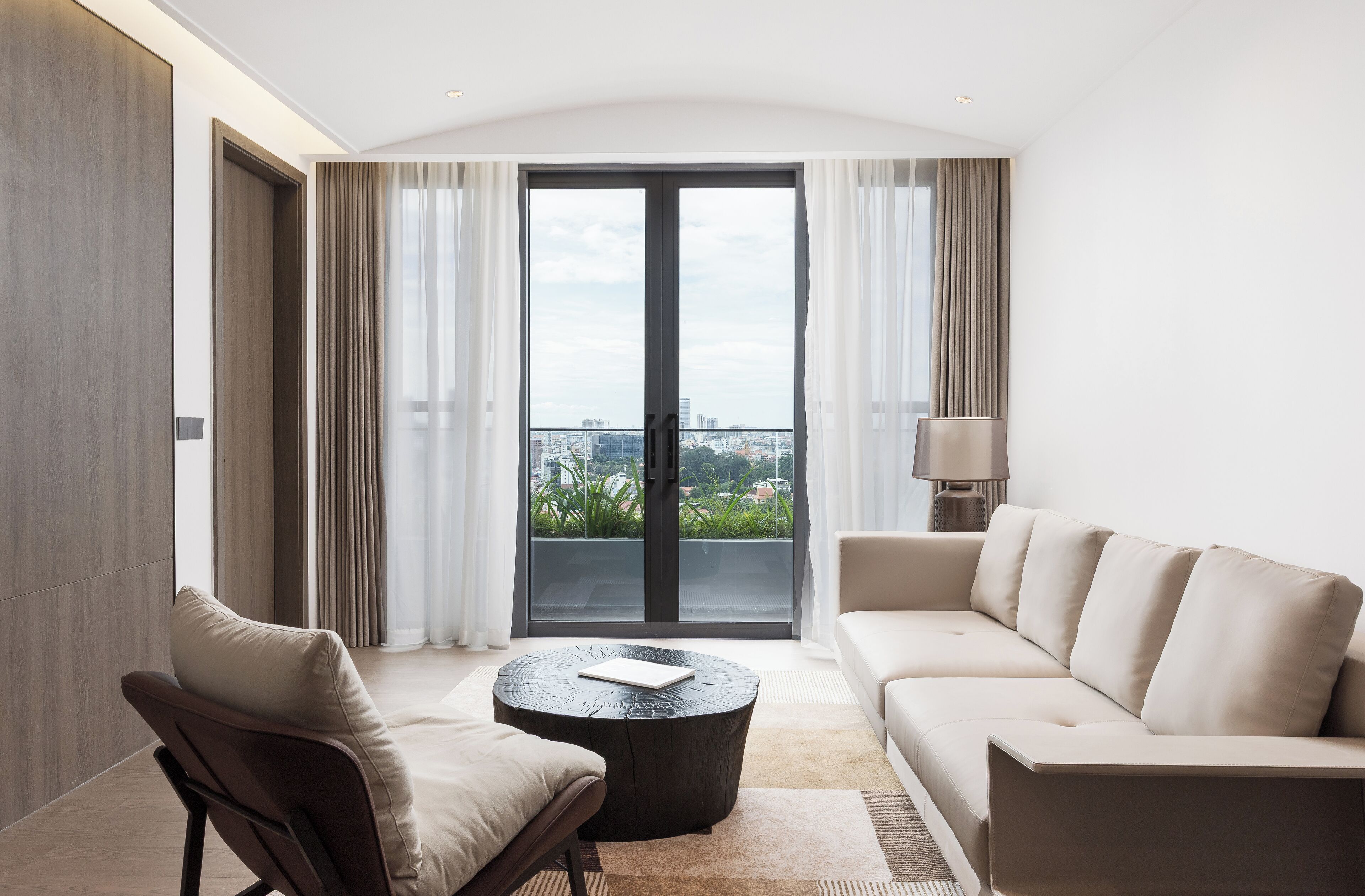 Cobertura com design assinado, sacada, vista para a cidade | Área de estar | Smart TV 55 polegadas com canais digitais, Netflix, Hulu