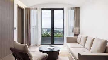 Signature-Penthouse, Balkon, Stadtblick | Wohnbereich | 55-Zoll-Smart-TV mit Digitalempfang, Netflix, Hulu