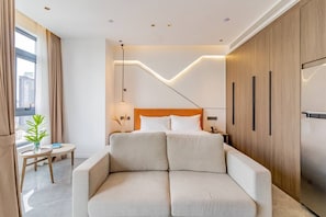 Executive-studio, parveke, kaupunkinäköala | Tallelokero huoneessa, työpöytä