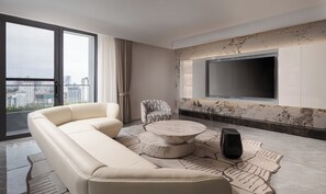 Penthouse Prestigio, balcón, vista a la ciudad | Área de sala de estar | Smart TV de 55 pulgadas con canales digitales, Netflix y Hulu 