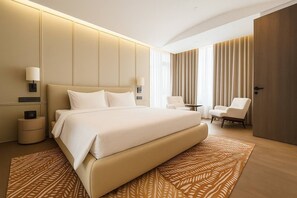 Cobertura com design assinado, sacada, vista para a cidade | Cofres nos quartos, escrivaninha, espaço de trabalho para notebook