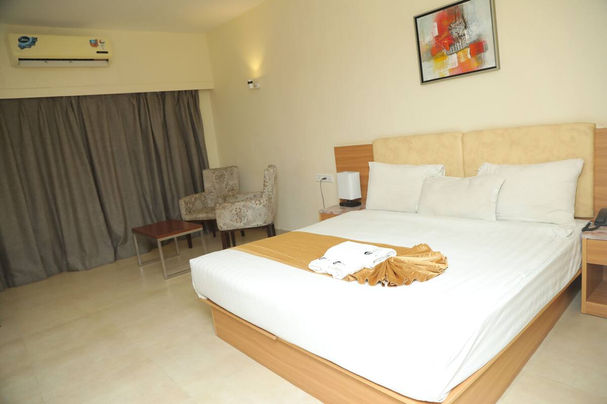 Quarto solteiro superior, sacada, vista para o jardim | Wi-Fi de cortesia, acesso para cadeiras de rodas