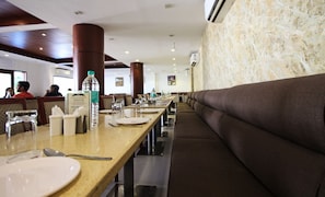 Café da manhã com buffet grátis todos os dias