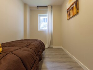 3 bedrooms, desk, internet