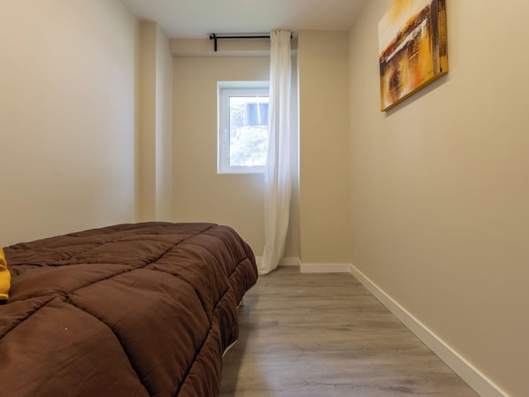 3 bedrooms, desk, internet