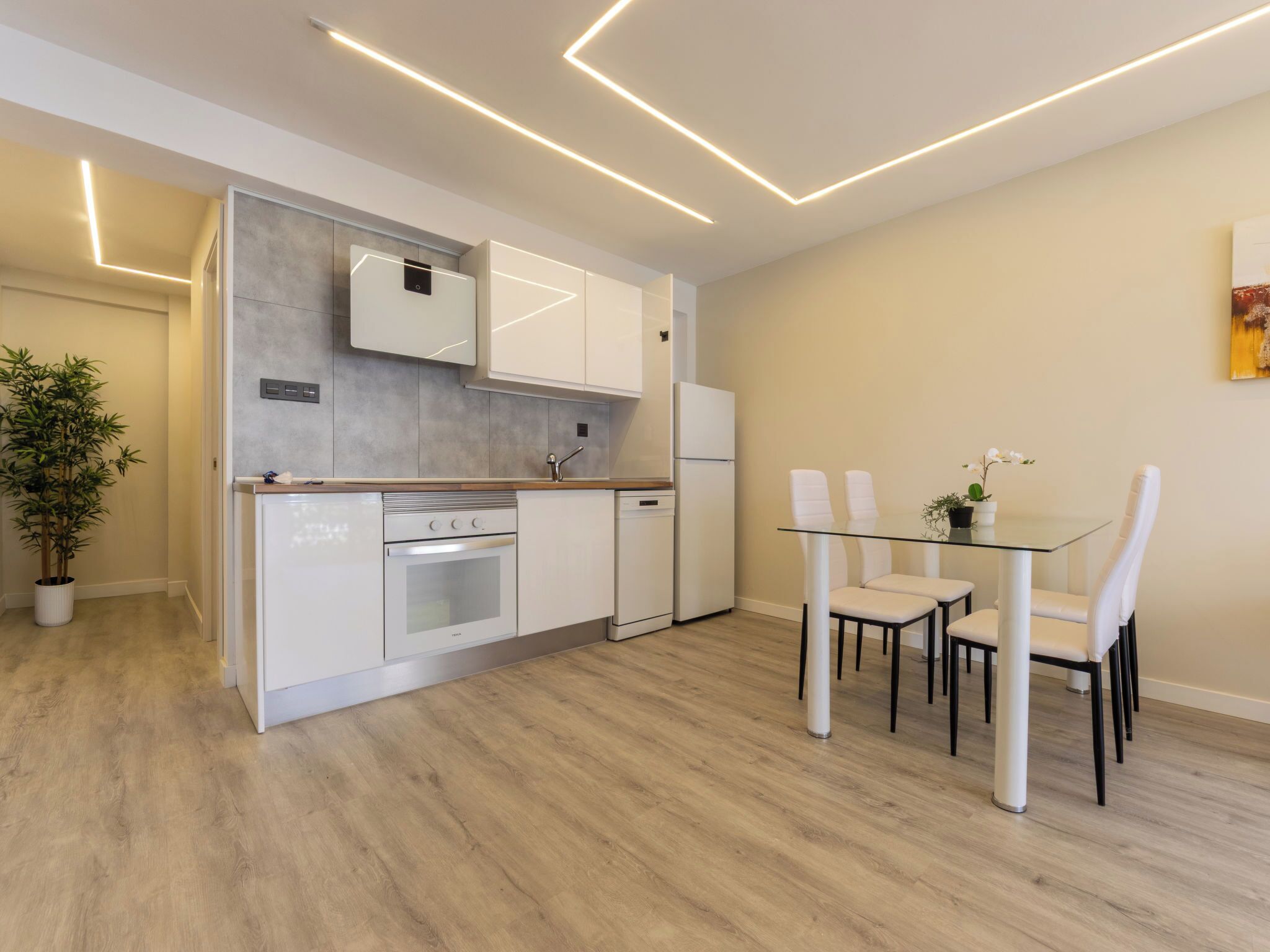 Réfrigérateur, micro-ondes, four, lave-vaisselle