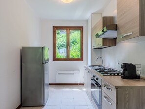 Kjøleskap, mikrobølgeovn, ovn og kjøkkenutstyr