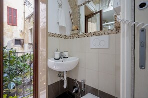 Doccia, set di cortesia gratuito, asciugacapelli, bidet