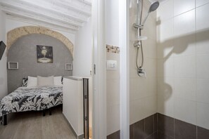 Douche, articles de toilette (gratuits), séchoir à cheveux, bidet