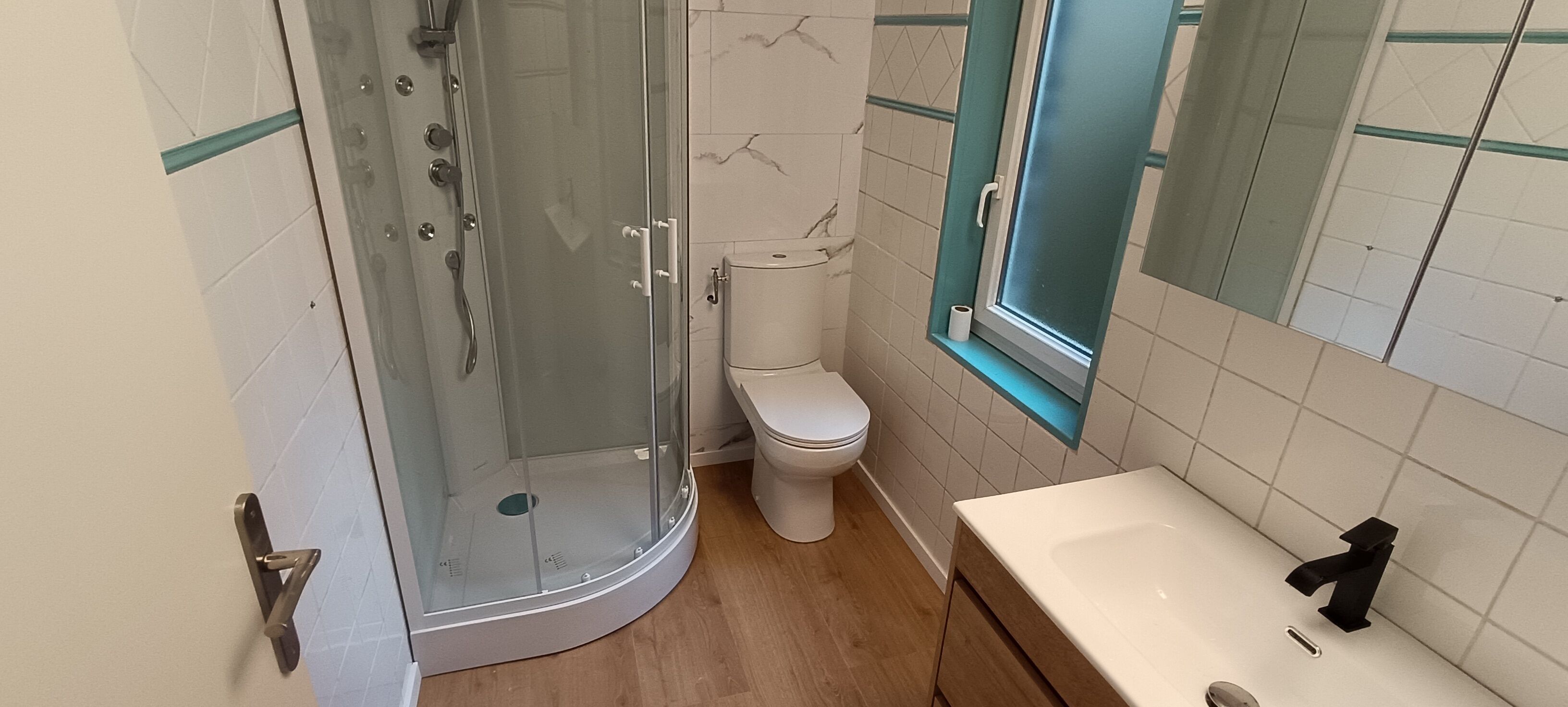 Haartrockner, Handtücher, Seife, Toilettenpapier