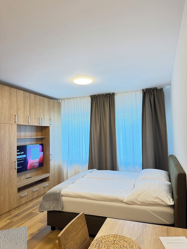 1 bedroom, iron/ironing board, internet, bed sheets