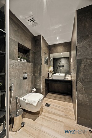 Shower, free toiletries, hair dryer, slippers - Beachfront Studio JBR Walk Murjan 2 (Dubai)
