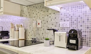 Apartamento conforto, sacada, vista para o pátio | Cozinha privada | Cadeirão de bebê