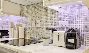 Apartamento conforto, sacada, vista para o pátio | Cozinha privada | Cadeirão de bebê