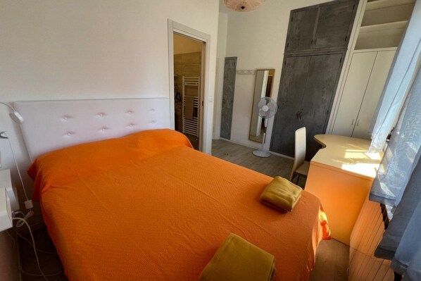 3 bedrooms, iron/ironing board, travel cot