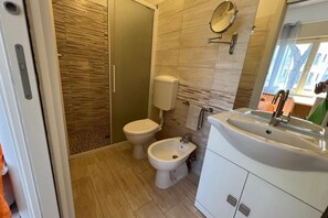 Shower, bidet, towels