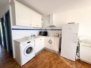 Kühlschrank, Mikrowelle, Wasserkocher mit Kaffee-/Teezubehör, Toaster