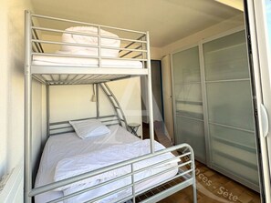 2 bedrooms, WiFi - T3 traversant vue mer, 4 personnes avec 2 terrasses et parking (Sète)