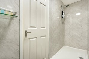 Douche, sèche-cheveux, serviettes fournies